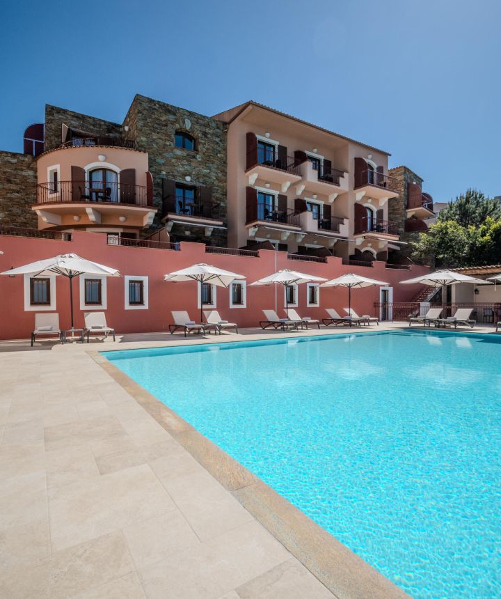 Façade de l'Hôtel Demeure Loredana au-dessus du golfe de Saint-Florent